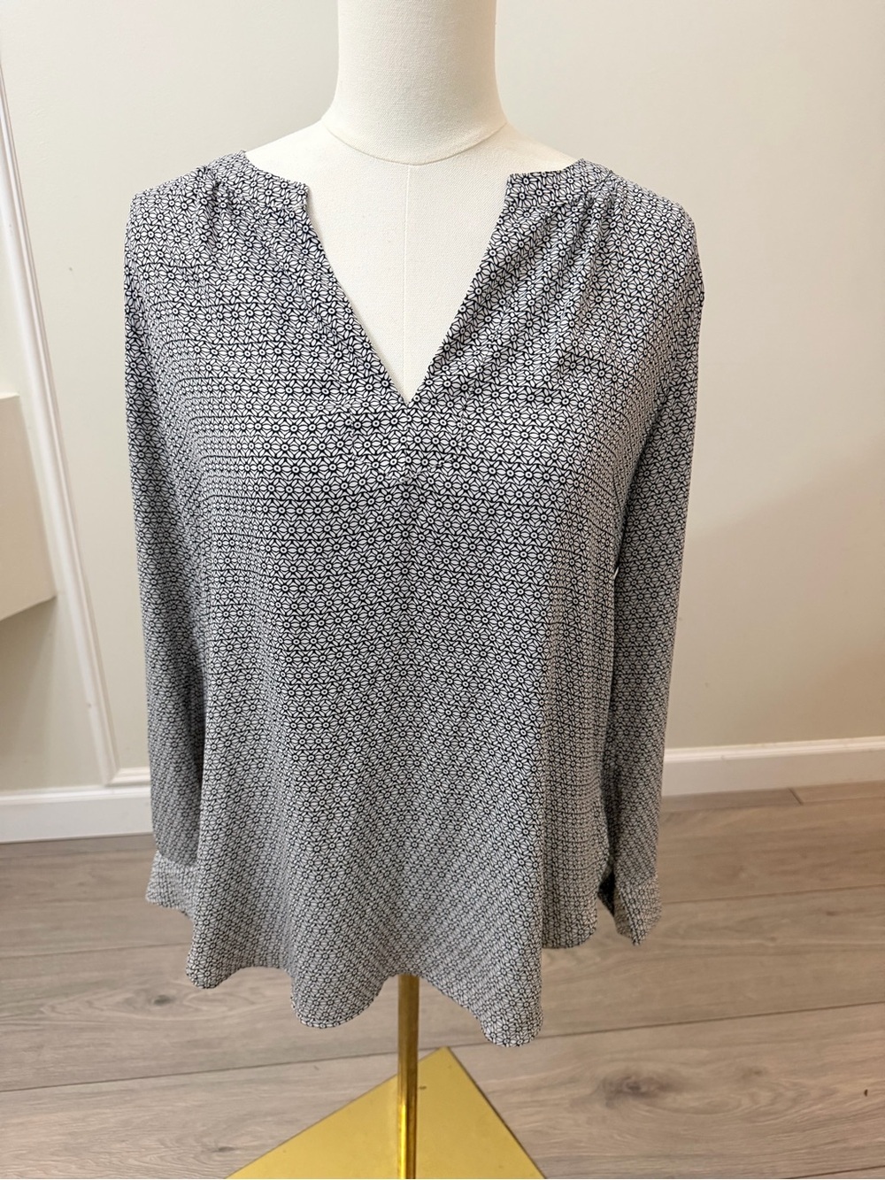 LOFT Black & White Printed Split V-Neck Blouse - Picture 2 of 7